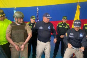 BOG400 BOGOTÁ (COLOMBIA), 04/11/2021.- Fotografía cedida hoy por el Ejército Nacional de Colombia que muestra al jefe del Clan del Golfo (la mayor banda criminal dedicada al narcotráfico de Colombia y heredera del paramilitarismo) Dairo Antonio Úsuga alias "Otoniel" durante su proceso de extradición desde Bogotá (Colombia) a Estados Unidos. El pasado 8 de abril el presidente colombiano, Iván Duque, firmó su extradición a Estados Unidos, donde es requerido por la Justicia de EE.UU. por delitos relacionados con narcotráfico. EFE/ Ejército Nacional de Colombia /SOLO USO EDITORIAL/SOLO DISPONIBLE PARA ILUSTRAR LA NOTICIA QUE ACOMPAÑA (CRÉDITO OBLIGATORIO)