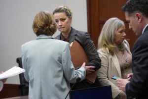 Fairfax (Estados Unidos), 02/05/2022.- La actriz estadounidense Amber Heard (2-L) habla con su abogado al final del día en la sala del Tribunal de Circuito del Condado de Fairfax en Fairfax, Virginia, Estados Unidos, 02 de mayo de 2022. El actor estadounidense Johnny Depp demandó a su exesposa la actriz estadounidense Amber Heard por difamación en el Tribunal de Circuito del Condado de Fairfax después de que ella escribiera un artículo de opinión en The Washington Post en 2018 en el que se refería a sí misma como una "figura pública que representa el abuso doméstico". (Estados Unidos) EFE/EPA/STEVE HELBER / POOL
