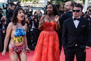 Mujer protesta en el Festival de Cannes contra la invasión rusa a Ucrania. Foto: EFE / EPA / CLEMENS BILAN