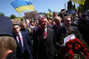 Atacado el embajador ruso en Polonia: manifestantes le gritaron “fascista” y “asesino”