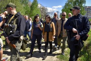 Ministra de Exteriores de Alemania visitó Ucrania para constatar los estragos de la guerra