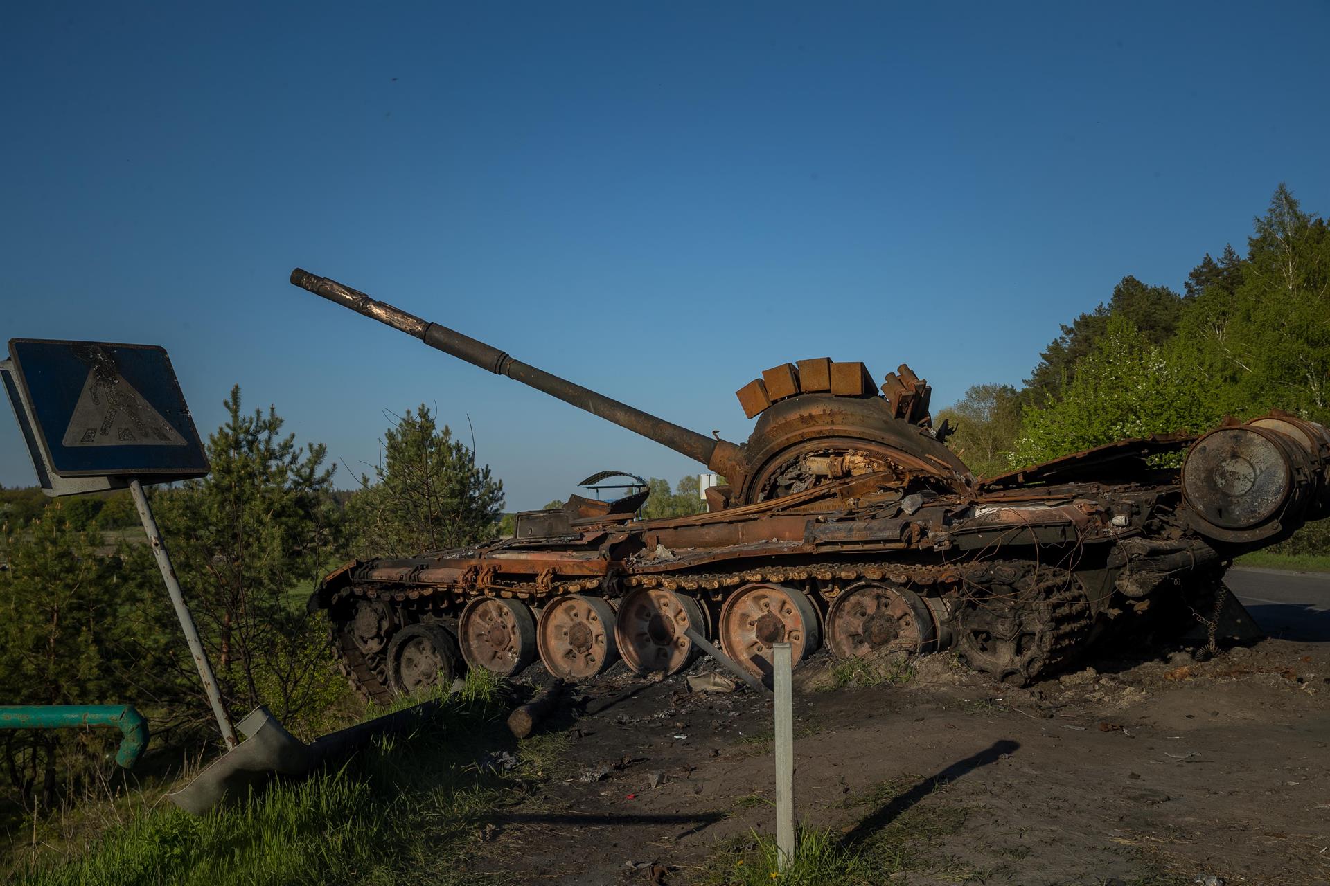 Tanque ruso destruido en una carretera de Kiev, Ucrania. Foto: EFE/ Miguel Gutiérrez