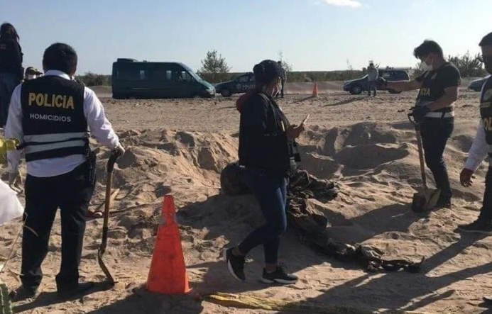 Hallaron a dos migrantes venezolanos sepultados dentro de unas maletas en Perú