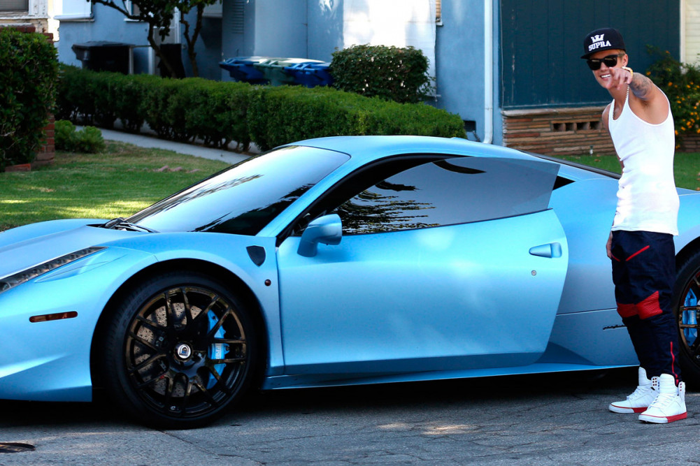 Justin Bieber con su Ferrari 458 Italia.