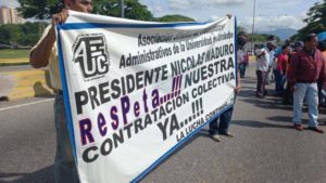 Profesores y empleados de la Universidad de Carabobo protestaron para exigir mejoras salariales