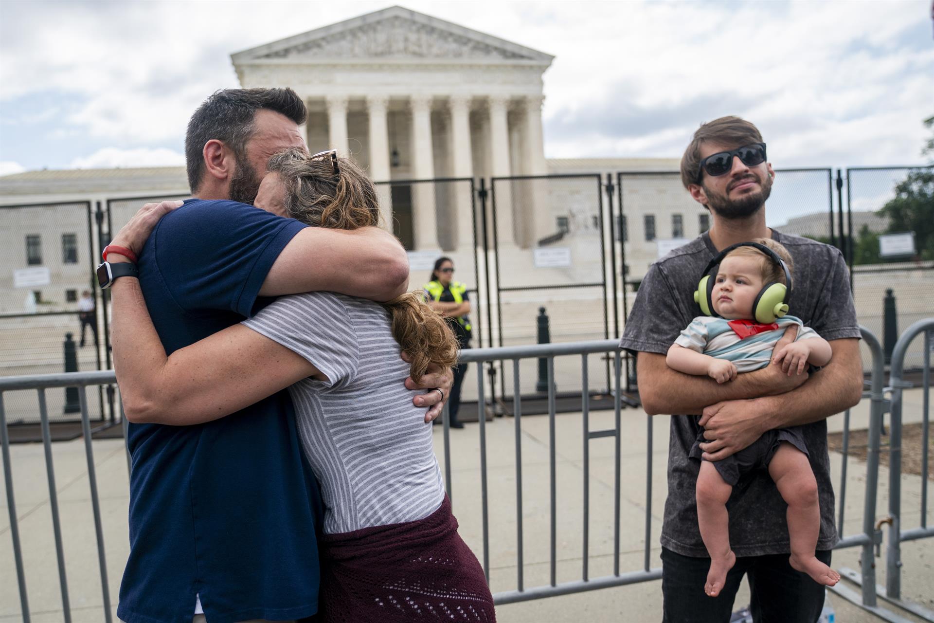-FOTODELDÍA- WASHINGTON, 24/06/2022.- El activista antiabortista Matt Lockett (i); su esposa, Kim Lockett (2i), su yerno, Trace Brookover (d) y su nieto, Liam, reaccionan después de que Tribunal Supremo de Estados Unidos anulase este viernes la protección del derecho al aborto vigente en este país desde 1973, en una decisión histórica que permitirá a cada estado decidir si mantiene o prohíbe este derecho reproductivo. EFE/ Shawn Thew