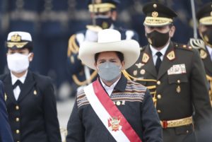 AME6138. LIMA (PERÚ), 15/06/2022.- Fotografía fechada el 30 de julio de 2021 del presidente de Perú, Pedro Castillo (c), en un desfile militar por las Fiestas Patrias en el Cuartel General del Ejército, en Lima (Perú). EFE/ Paolo Aguilar