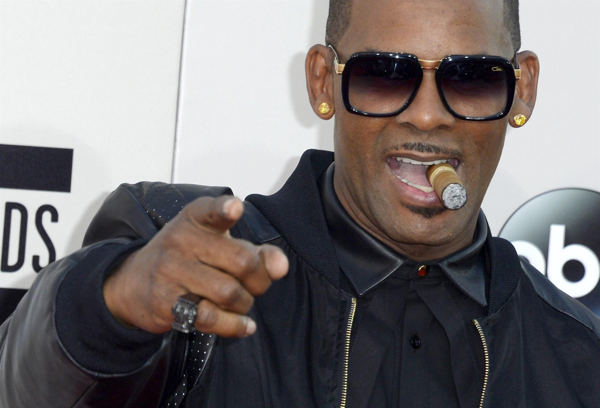 MAN46. LOS ANGELES (ESTADOS UNIDOS), 29/06/2022.- Fotografía fechada el 24 de noviembre 2013 del cantante R. Kelly en Los Ángeles (EE.UU). El cantante estadounidense R. Kelly fue condenado este miércoles en Nueva York a 30 años de cárcel por crimen organizado y abuso y tráfico sexual, nueve meses de que fuera declarado culpable en un proceso que se prolongó seis semanas y en el que decenas de personas testificaron en su contra. EFE/ Paul Buck