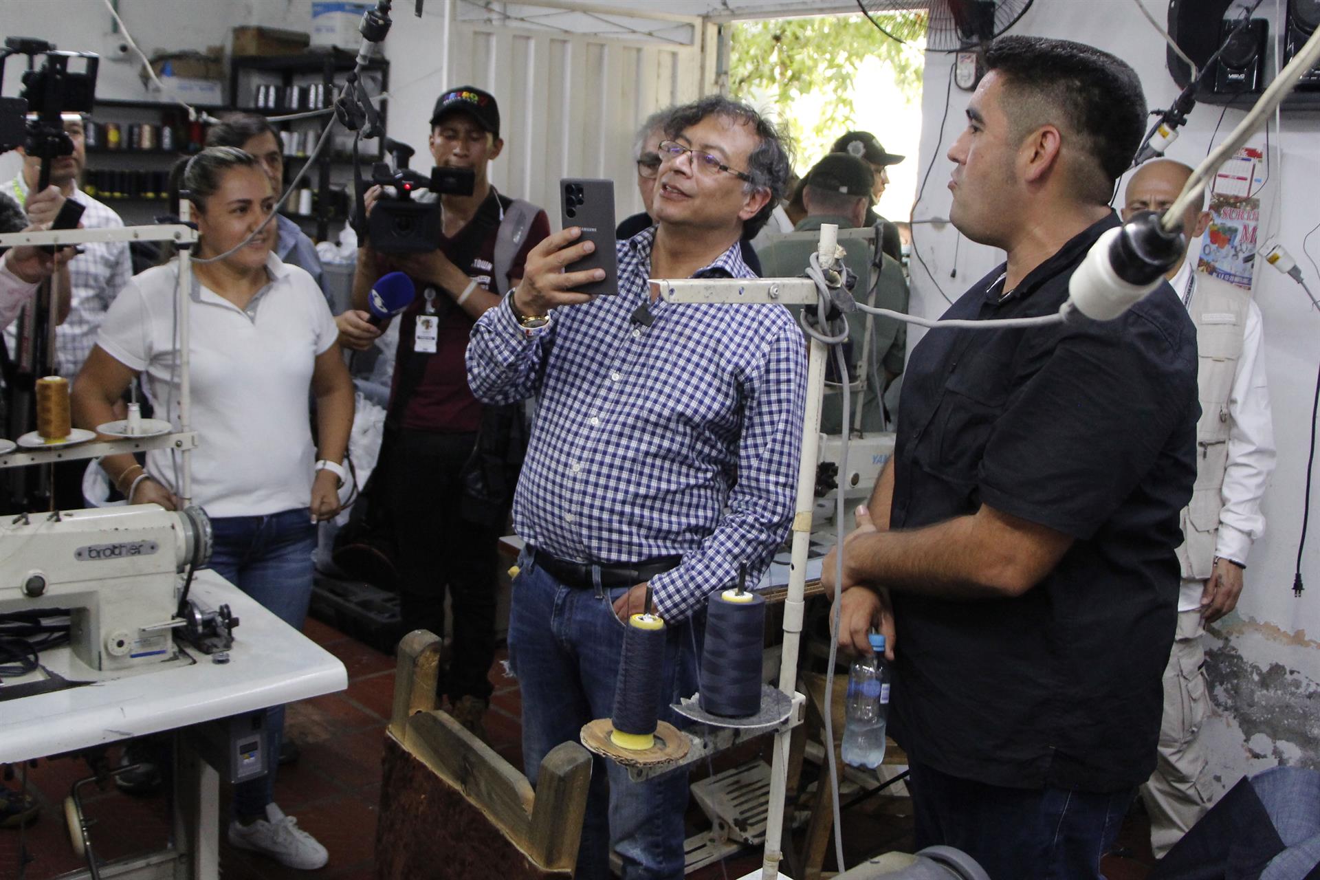 CUC400 CÚCUTA (COLOMBIA), 10/06/2022.- El candidato a la presidencia de Colombia de la coalición izquierdista Pacto Histórico, Gustavo Petro (c), visita hoy a una fábrica de confecciones en Cúcuta (Colombia). El candidato de la izquierda a la Presidencia de Colombia, Gustavo Petro, continúa este viernes su campaña electoral, recorriendo el país. EFE/ Mario Caicedo