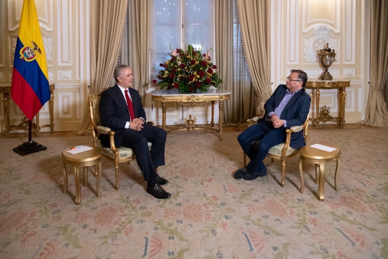 El presidente saliente de Colombia, Iván Duque, recibe en el Palacio de Nariño a su sucesor en el cargo, Gustavo Petro. Foto: Twitter Iván Duque.