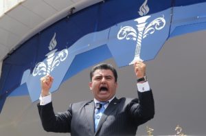 MEX29. GUADALAJARA (MÉXICO), 09/08/2015.- Fotografía fechada el 9 de agosto de 2015 que muestra al nuevo líder espiritual de la Iglesia de la Luz del Mundo, Naason Joaquín García, mientras predica durante la "Santa Convocatoria de la Iglesia de la Luz del Mundo", en Guadalajara (México). El líder de la iglesia de la Luz del Mundo, el mexicano Naasón Joaquín García, fue sentenciado este miércoles a más de 16 años prisión tras declararse el viernes pasado culpable de 3 de los 19 cargos que enfrentaba en una corte de EE.UU. relacionados con abuso sexual de menores. EFE/ Ulises Ruiz Basurto ARCHIVO