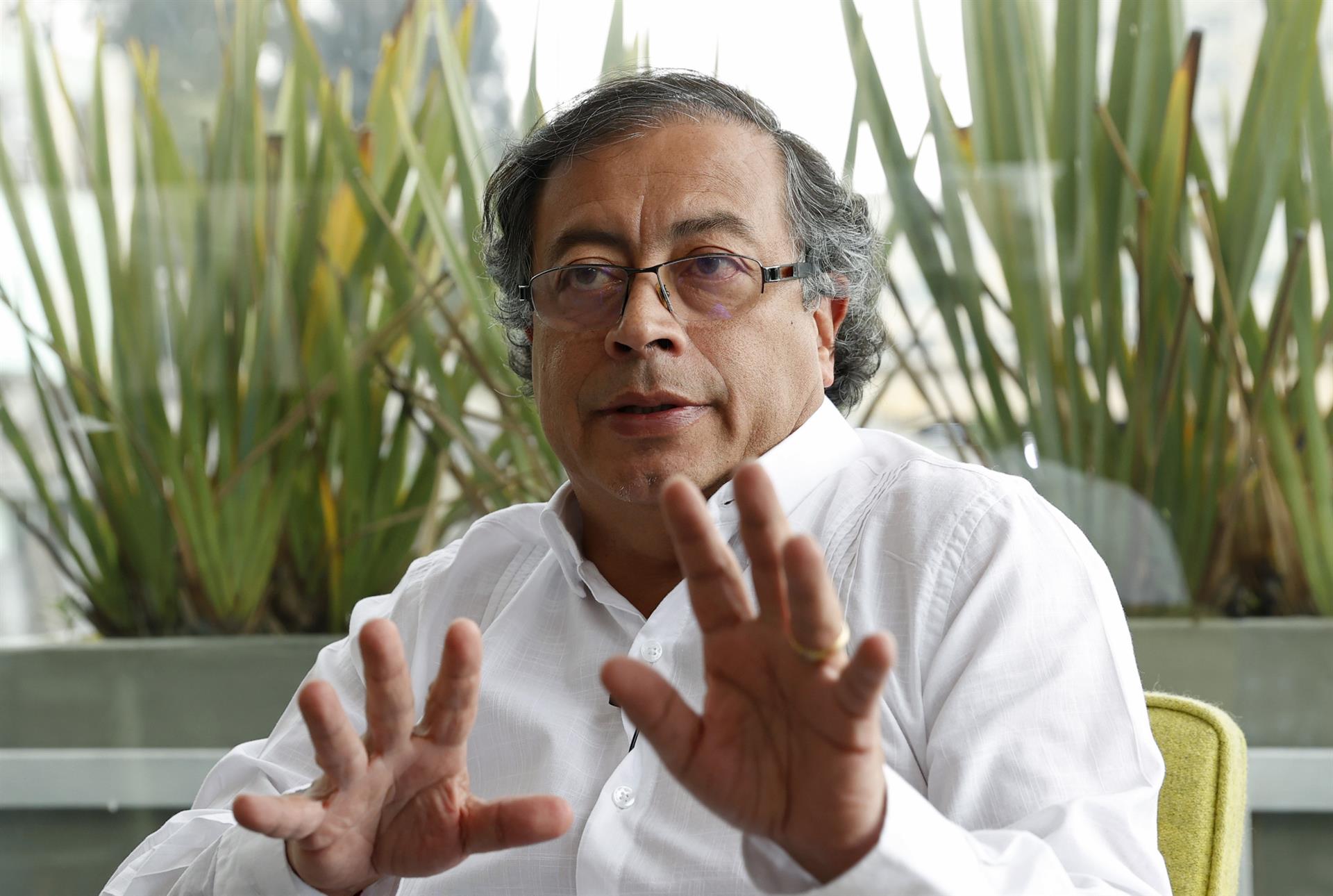 AME6275. BOGOTÁ (COLOMBIA), 13/06/2022.- Fotografía de archivo fechada el 6 de mayo de 2022 que muestra al candidato presidencial colombiano, Gustavo Petro, mientras habla en entrevista con Efe, en Bogotá (Colombia). EFE/ Mauricio Dueñaas Castañeda ARCHIVO