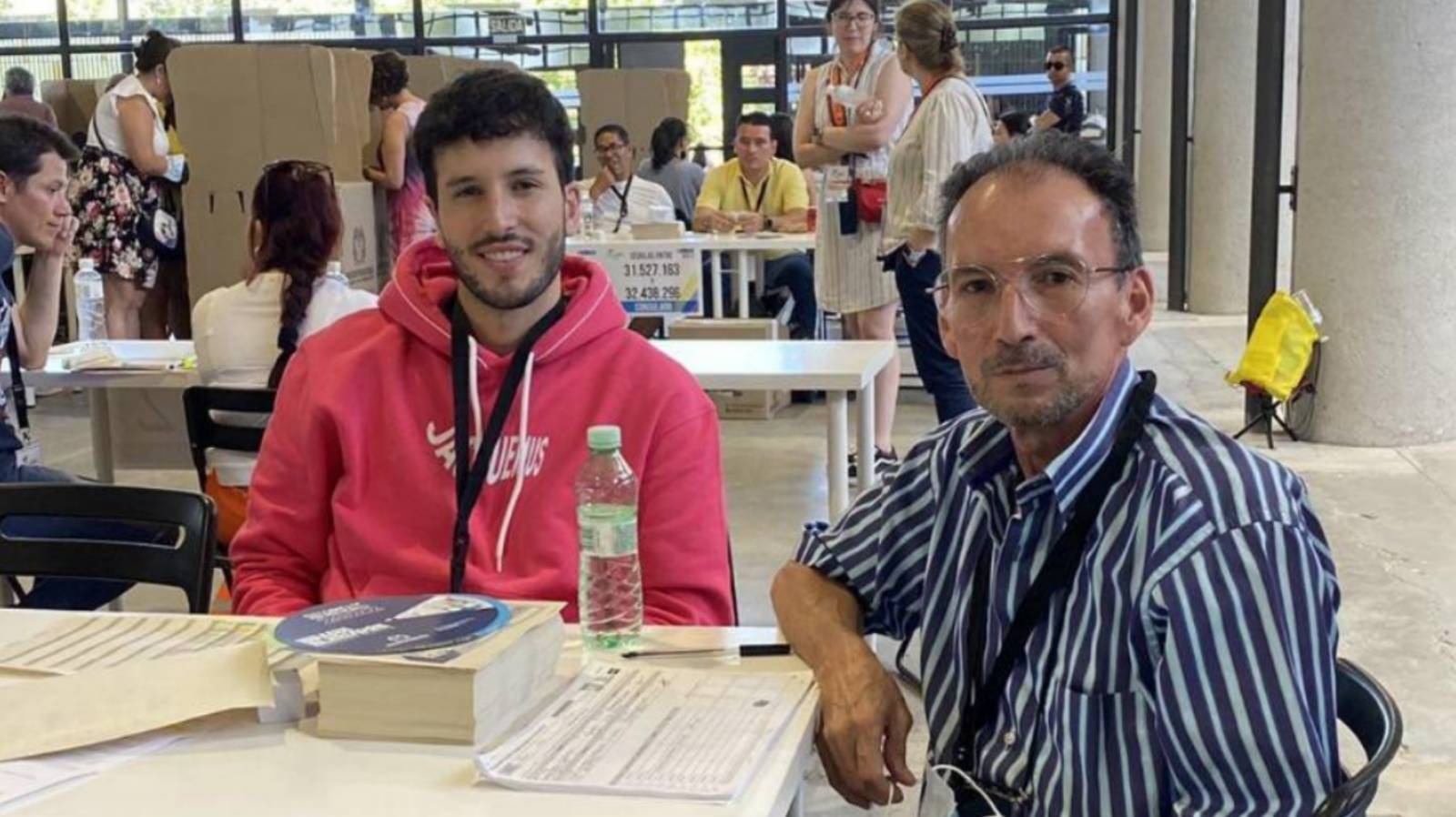 Sebastián Yatra junto con el corresponsal de Blu Radio en España, Enrique Rodriguez. Foto: Twitter Enrique Rodriguez (@rodriguezcoello).