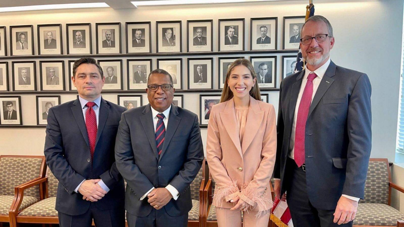 Fabiana Rosales en compañía de Carlos Vecchio, Brian Nichols y James Story. Foto: Twitter James Story.