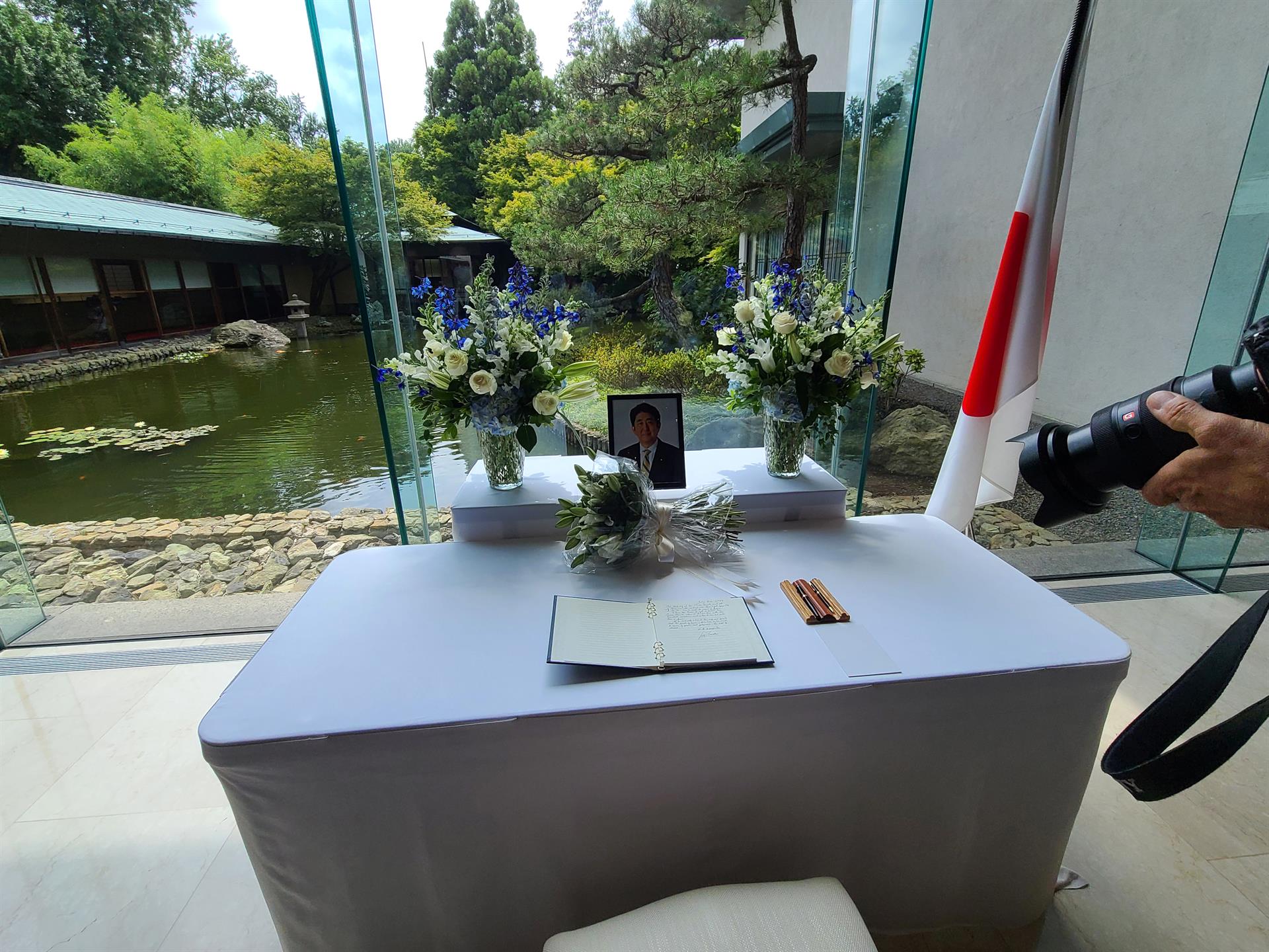 USA9025. WASHINGTON (ESTADOS UNIDOS), 08/07/2022.- Fotografía cedida por la Casa Blanca donde se aprecia la mesa con el libro de condolencias por la muerte del ex primer ministro japonés Shinzo Abe, dispuesta este viernes en la residencia del embajador japonés en Washington (EE.UU.). EFE/ Casa Blanca.