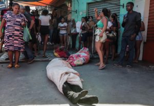CONTENIDO GRÁFICO EXPLÍCITO - AME4479. RÍO DE JANEIRO (BRASIL), 21/07/2022.- Varias personas rodean a varios hombres envueltos en cobijas y presuntamente muertos durante un operativo policial, hoy, en la favela Alemão, al norte de Río de Janeiro (Brasil). EFE/André Coelho.