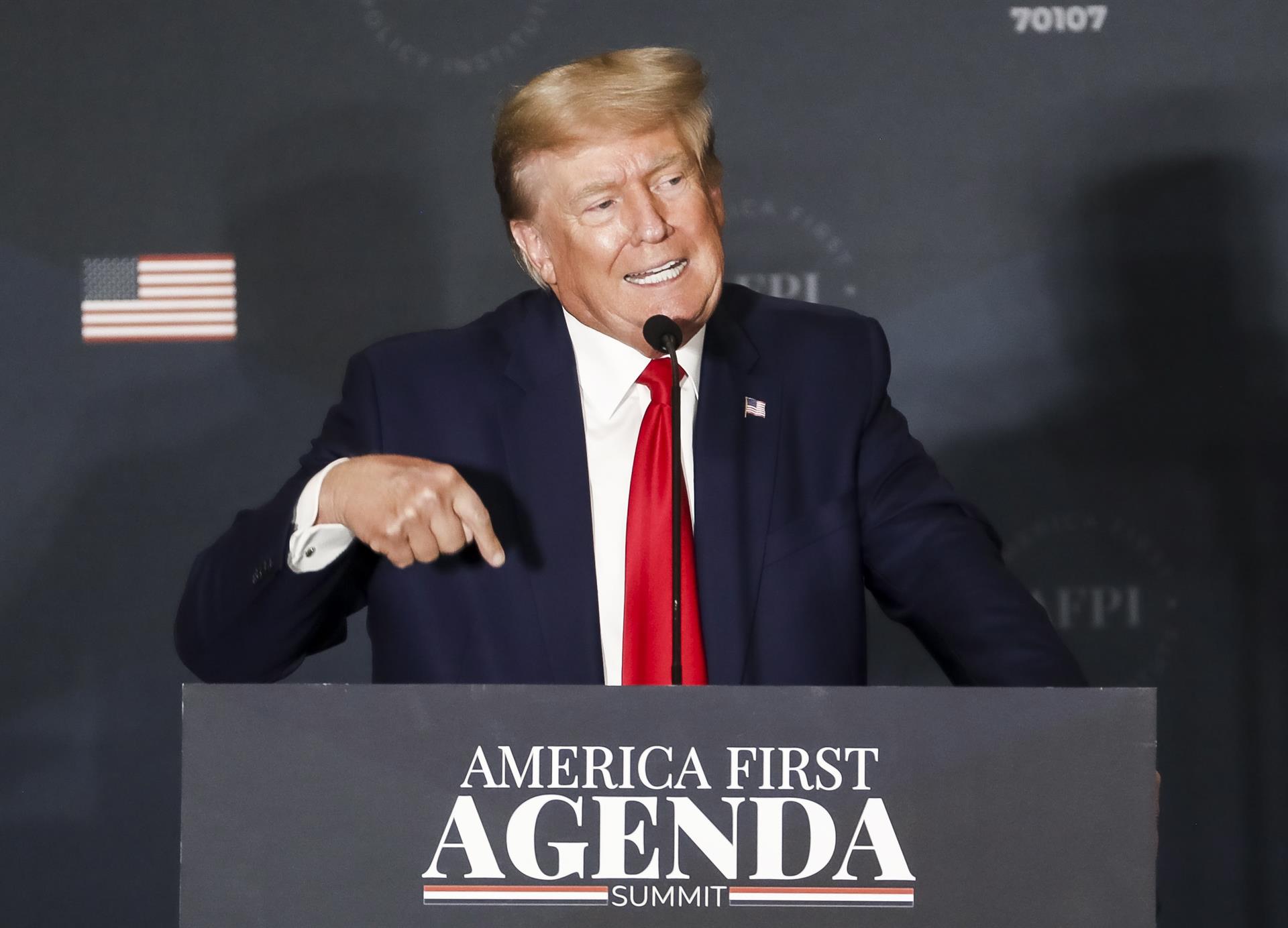 Washington (EE.UU.), 26/07/2022.- El ex presidente de EE.UU., Donald J. Trump, pronuncia un discurso durante la cumbre America First Policy Institute'Äôs America First Agenda en Washington, DC, EE.UU., el 26 de julio de 2022. El discurso es la primera aparición del ex presidente Trump en Washington desde que dejó su cargo. (Estados Unidos) EFE/EPA/SHAWN THEW