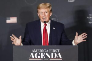 Washington (EE.UU.), 26/07/2022.- El ex presidente de EE.UU., Donald J. Trump, pronuncia un discurso durante la cumbre America First Policy Institute'Äôs America First Agenda en Washington, DC, EE.UU., el 26 de julio de 2022. El discurso es la primera aparición del ex presidente Trump en Washington desde que dejó su cargo. (Estados Unidos) EFE/EPA/SHAWN THEW