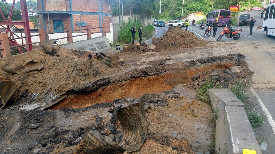 Trabajos de reparación en la carretera Panamericana. Foto: Twitter Ramón Celestino Velásquez Araguayán.