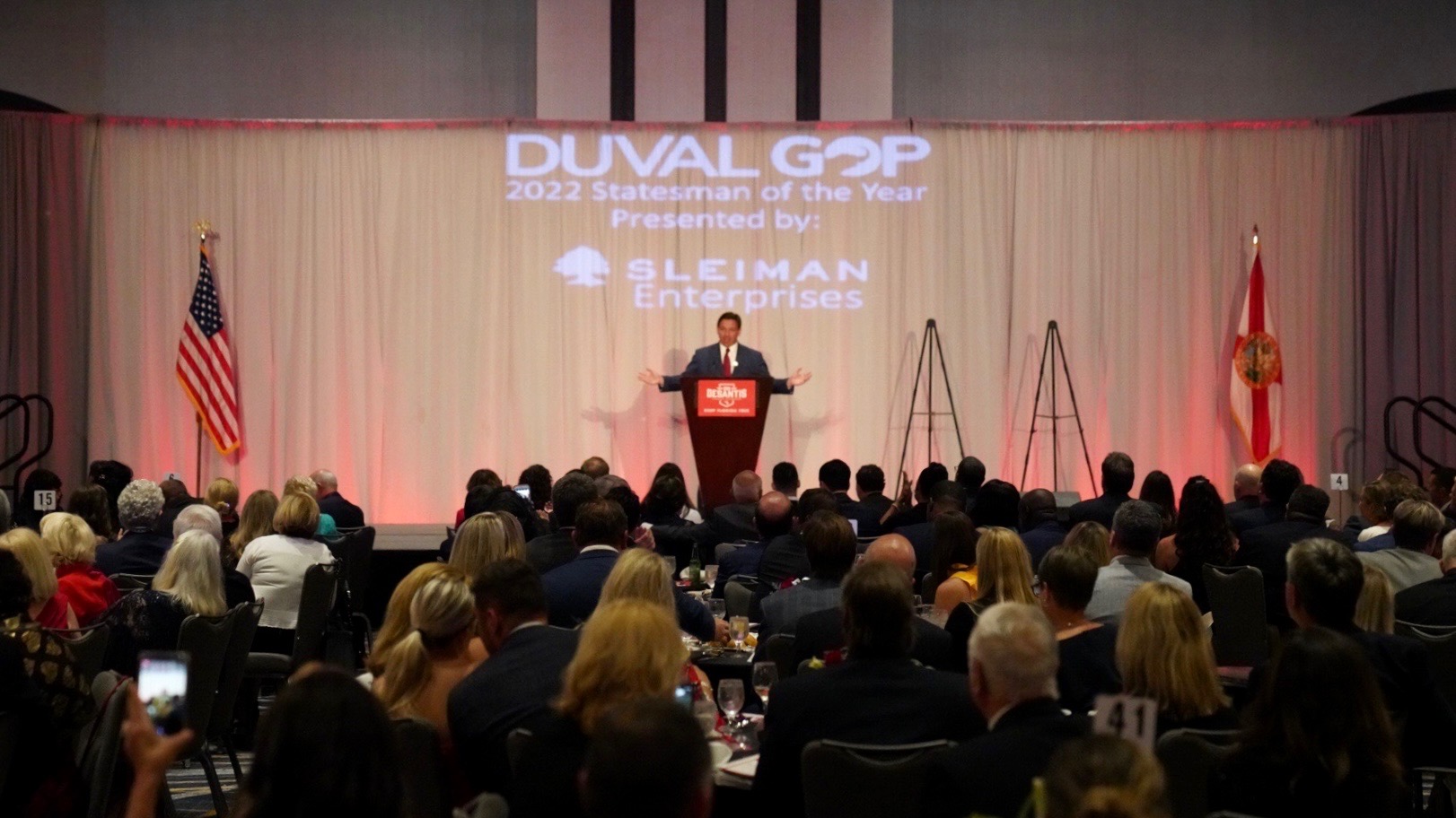 El gobernador de Florida, Ron DeSantis, en el condado de Duval. Foto: Twitter Ron DeSantis (@RonDeSantisFL).