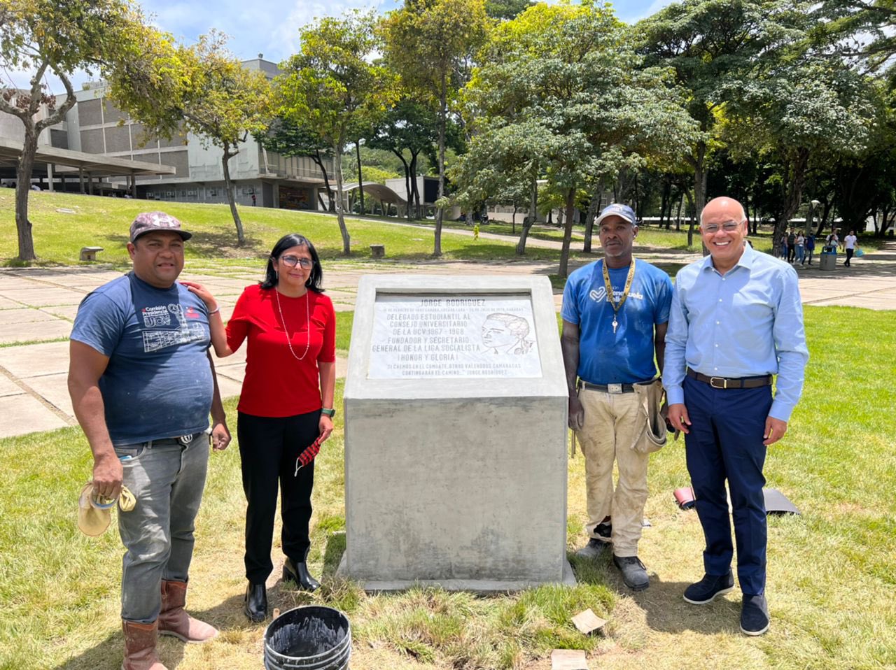 Los hermanos Delcy y Jorge Rodríguez en la plaza con el nombre de su padre, a quien homenajean con la obra que allí se erige y supervisan. Foto: Twitter @delcyrodriguezv.