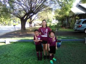 EEUU TIROTEO - USA8907. UVALDE (ESTADOS UNIDOS), 01/07/2022.- Fotografía personal cedida por Angeli Rose Gómez (c), una madre que se enfrentó a la Policía en Uvalde (Texas) y arriesgó su vida para rescatar a sus hijos del tiroteo en la Escuela Primaria Robb, mientras posa con sus hijos (con sus rostros distorsionados para proteger sus identidades) en la puerta de su casa en Uvalde, Texas (EE.UU.). EFE/ Álbum Angeli Rose Gómez.