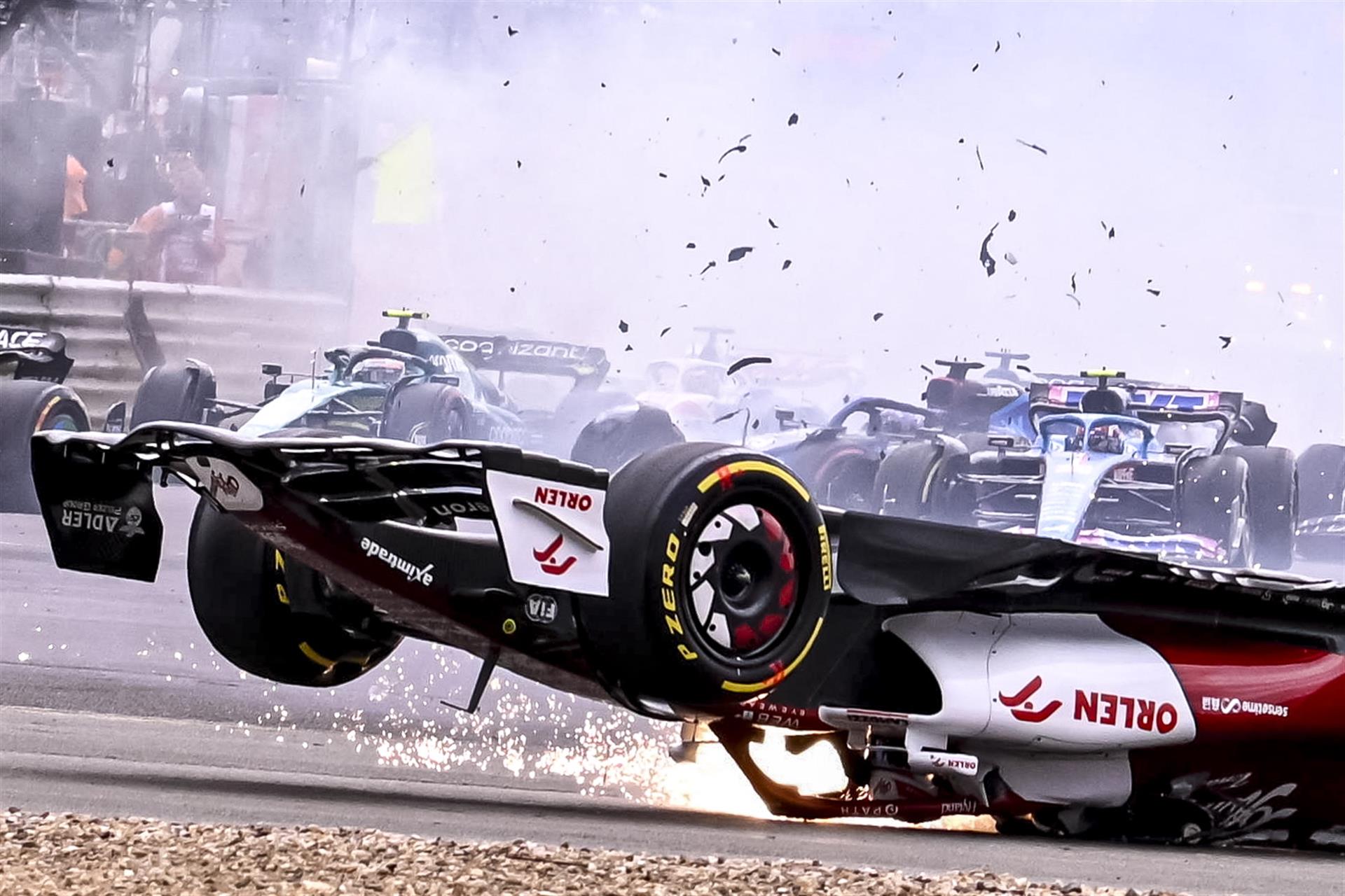 -FOTODELDÍA- EA7971. SILVERSTONE, 03/07/2022.- El piloto chino Guanyu Zhou de Alfa Romeo Racing sufre un accidente durante el Gran Premio de Fórmula Uno de Gran Bretaña en el circuito de Silverstone, R. Unido. EFE/EPA/CHRISTIAN BRUNA