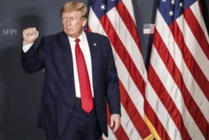 Washington (EE.UU.), 26/07/2022.- El ex presidente de EE.UU., Donald J. Trump, tras pronunciar un discurso durante la cumbre America First Policy Institute'Äôs America First Agenda en Washington, DC, EE.UU., el 26 de julio de 2022. El discurso es la primera aparición del ex presidente Trump en Washington desde que dejó su cargo. (Estados Unidos) EFE/EPA/SHAWN THEW