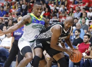 Óscar Torres se olvida de la edad y marcó su regreso al baloncesto venezolano alos 45 años