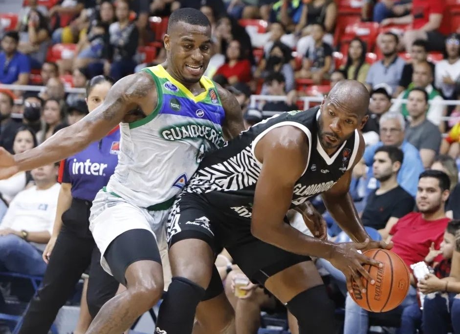 Óscar Torres se olvida de la edad y marcó su regreso al baloncesto venezolano alos 45 años