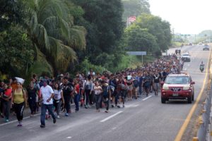 FOTO REFERENCIAL - TAPACHULA (MÉXICO), 28/08/2022.- Migrantes de diversas nacionalidades caminan en caravana hoy, en Tapachula (México). Un nuevo contingente conformado por cerca de 1.000 de migrantes salió la madrugada de este domingo desde Tapachula, en el sureño estado mexicano de Chiapas, con destino a San Pedro, Tapanatepec, Oaxaca, en busca de documentos temporales que les permitan poder movilizarse a la frontera norte con Estados Unidos. EFE/Juan Manuel Blanco