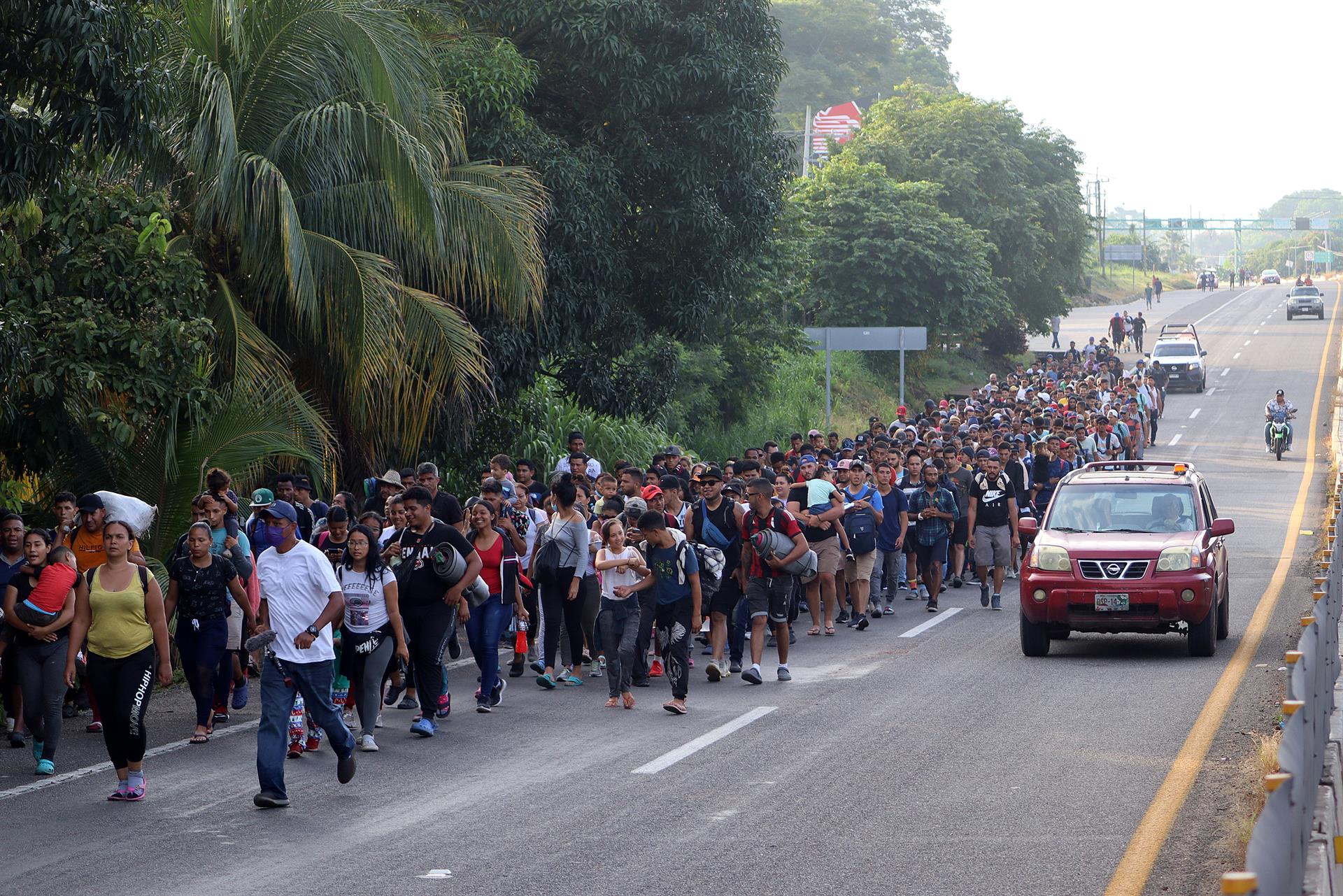 FOTO REFERENCIAL - TAPACHULA (MÉXICO), 28/08/2022.- Migrantes de diversas nacionalidades caminan en caravana hoy, en Tapachula (México). Un nuevo contingente conformado por cerca de 1.000 de migrantes salió la madrugada de este domingo desde Tapachula, en el sureño estado mexicano de Chiapas, con destino a San Pedro, Tapanatepec, Oaxaca, en busca de documentos temporales que les permitan poder movilizarse a la frontera norte con Estados Unidos. EFE/Juan Manuel Blanco