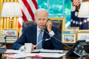Presidente de EE. UU, Joe Biden, durante una conversación con su homólogo de China, Xi Jinping. Foto: Twitter @POTUS.