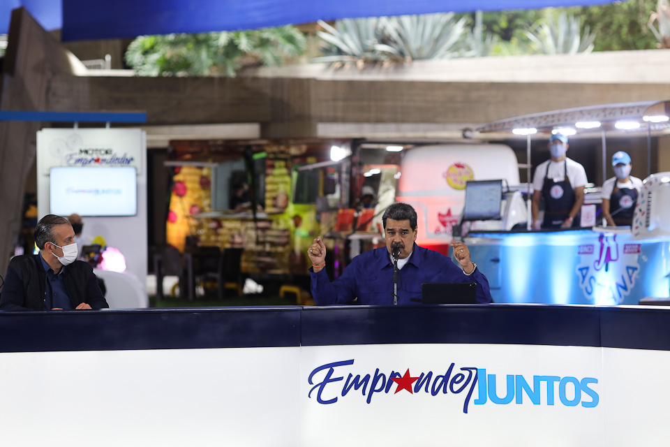 Nicolás Maduro en compañía de su ministro de Petróleo, Tareck El Aissami. Foto: Twitter Prensa Presidencial.