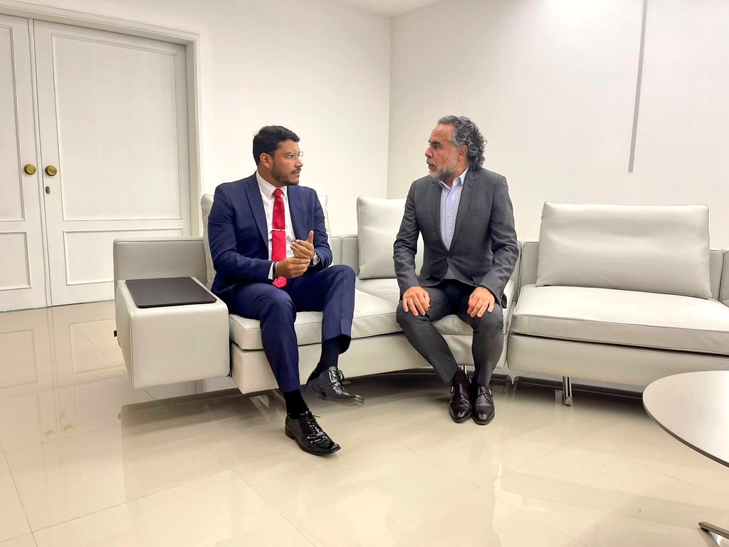 El embajador de Colombia para Venezuela, Armando Benedetti, en compañía del viceministro de América de la administración de Nicolás Maduro, Rander Peña. Foto: Twitter Cancillería de Colombia.