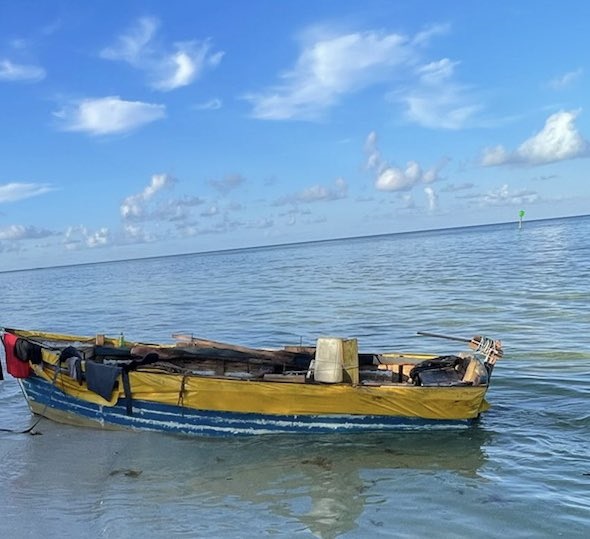FOTO REFERENCIAL - Una de las embarcaciones donde se trasladaban los migrantes cubanos. Foto @USBPChiefMIP