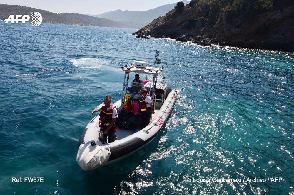 Guardia costera en la búsqueda de migrantes. Foto AFP