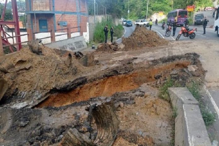 Hundimiento en la carretera Panamericana. Foto @ElNacionalWeb