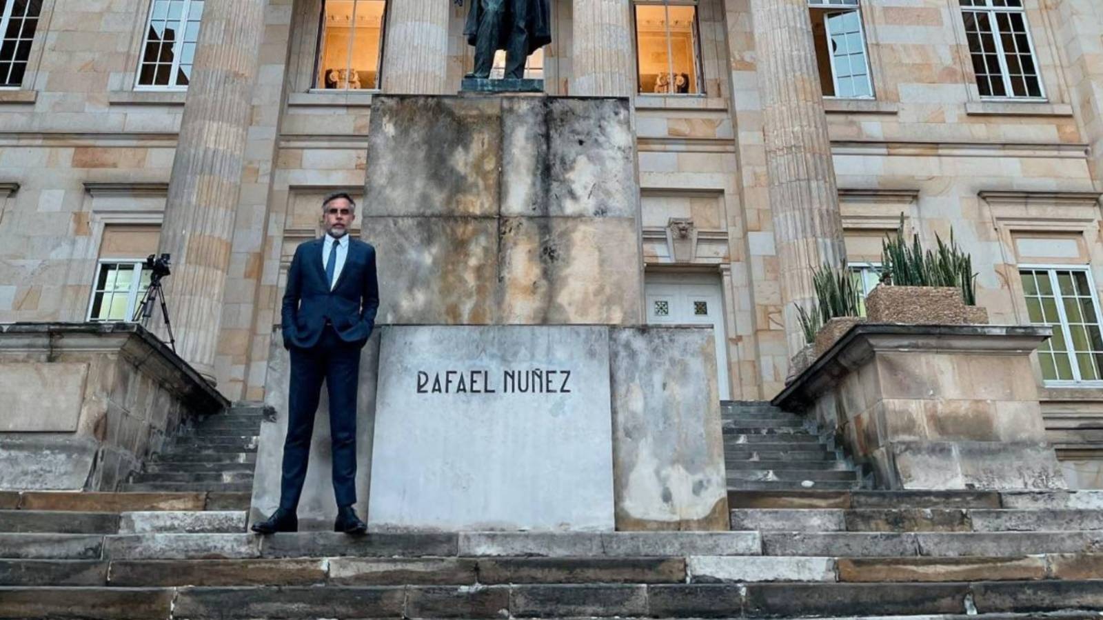 El embajador designado de Colombia para Venezuela, Armando Benedetti, a las afueras del Congreso Nacional neogranadino. Foto: Twitter Armando Benedetti (@AABenedetti).