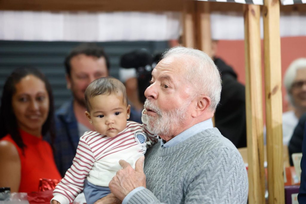 AME6999. SAO PAULO (BRASIL), 14/09/2022.- El expresidente brasileño y actual candidato a la Presidencia, Luiz Inácio Lula da Silva, posa para fotos con una familia durante una visita a una feria de productos orgánicos de los movimientos campesinos y un encuentro con representantes de cooperativas nacionales, en el marco de su campaña para las elecciones presidenciales del próximo 2 de octubre, hoy, en Sao Paulo (Brasil). EFE/ Fernando Bizerra