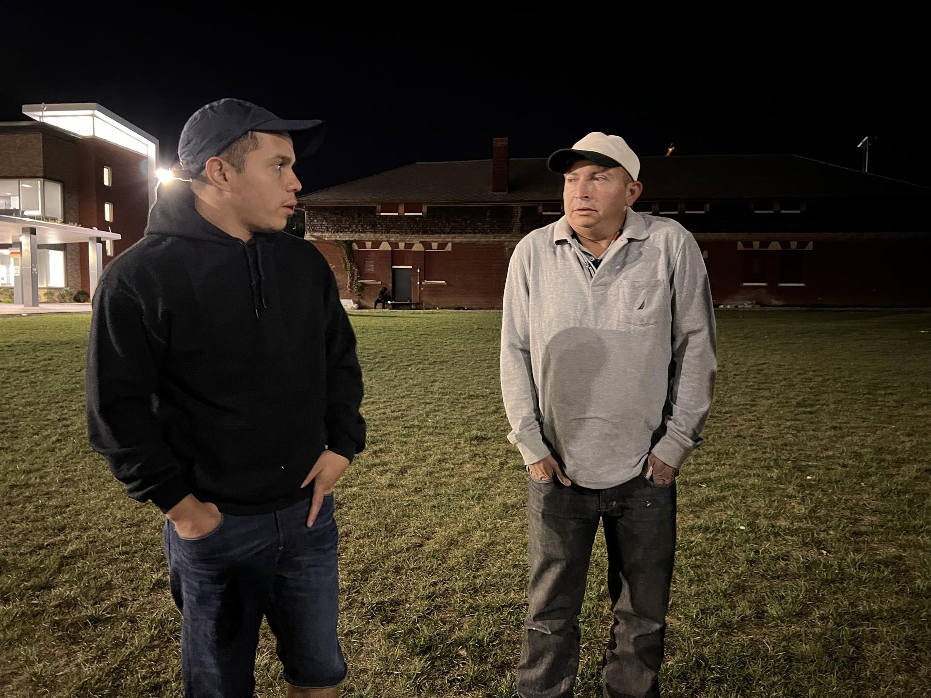 FOTO REFERENCIAL - WASHINGTON (DC, EEUU), 27/09/2022.- Los inmigrantes venezolanos Daniel y Jesús conversan con Efe el pasado 23 de septiembre en las afueras de un refugio público ubicado en Anacostia, la zona más peligrosa de la capital estadounidense, Washington (EEUU). EFE/Octavio Guzmán.