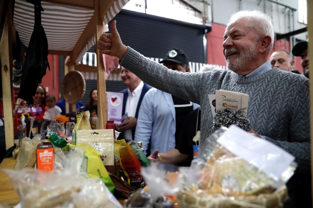 AME6999. SAO PAULO (BRASIL), 14/09/2022.- El expresidente brasileño y actual candidato a la Presidencia, Luiz Inácio Lula da Silva, saluda simpatizantes durante una visita a una feria de productos orgánicos de los movimientos campesinos y un encuentro con representantes de cooperativas nacionales, en el marco de su campaña para las elecciones presidenciales del próximo 2 de octubre, hoy, en Sao Paulo (Brasil). EFE/ Fernando Bizerra