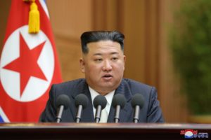 Pyongyang (Corea, República Popular Democrática de), 09/09/2022.- Una foto publicada por la Agencia Central de Noticias de Corea del Norte (KCNA) muestra al líder norcoreano Kim Jong-un pronunciando su discurso durante una sesión del Parlamento en Pyongyang, Corea del Norte, el 08 de septiembre de 2022 (publicada el 09 de septiembre de 2022). EFE/EPA/KCNA USO EDITORIAL