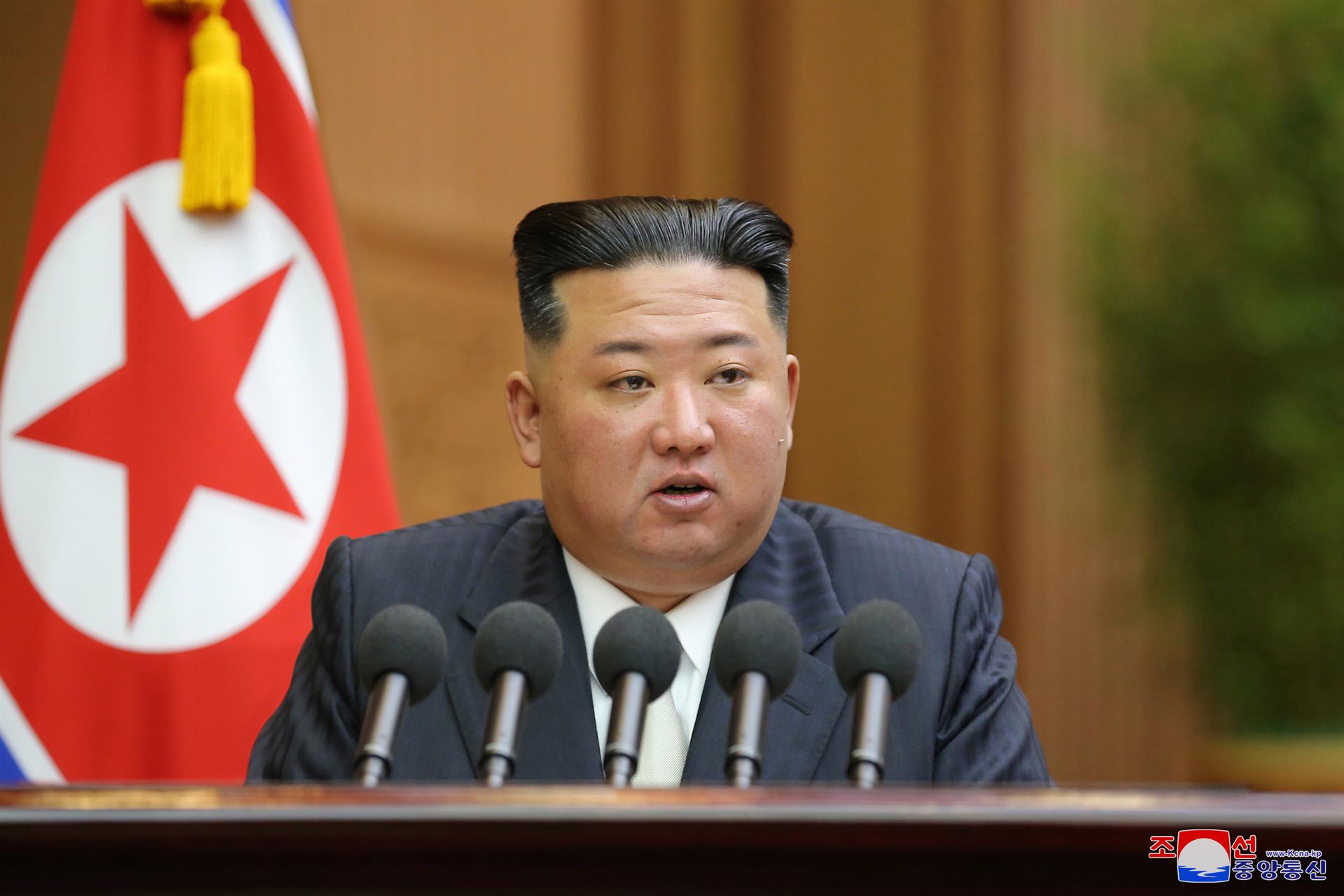 Pyongyang (Corea, República Popular Democrática de), 09/09/2022.- Una foto publicada por la Agencia Central de Noticias de Corea del Norte (KCNA) muestra al líder norcoreano Kim Jong-un pronunciando su discurso durante una sesión del Parlamento en Pyongyang, Corea del Norte, el 08 de septiembre de 2022 (publicada el 09 de septiembre de 2022). EFE/EPA/KCNA USO EDITORIAL