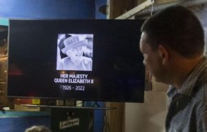 MAGALUF, 08/09/2022.- Turistas Británicos ven en la TV las noticias relacionadas con el fallecimiento de la reina Isabel II, hoy jueves en Magaluf-EFE/CATI CLADERA