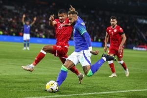 París (Francia), 27/09/2022.- Neymar (C) de Brasil en acción contra Mohamed Draeger (L) de Túnez durante el partido de fútbol amistoso internacional entre Brasil y Túnez en París, Francia, el 27 de septiembre de 2022. (Fútbol, Amistoso, Brasil, Francia, Túnez, Túnez) EFE/EPA/MOHAMMED BADRA