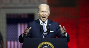 Philadelphia (United States), 02/09/2022.- US President Joe Biden gives a primetime speech on 'the continued battle for the soul of the nation' from Independence National Historical Park in Philadelphia, Pennsylvania, USA, 01 September 2022. This is Biden's second appearance in the battleground state in two days. Former President Trump is scheduled to speak in the state later in the week. (Estados Unidos, Filadelfia) EFE/EPA/JIM LO SCALZO
