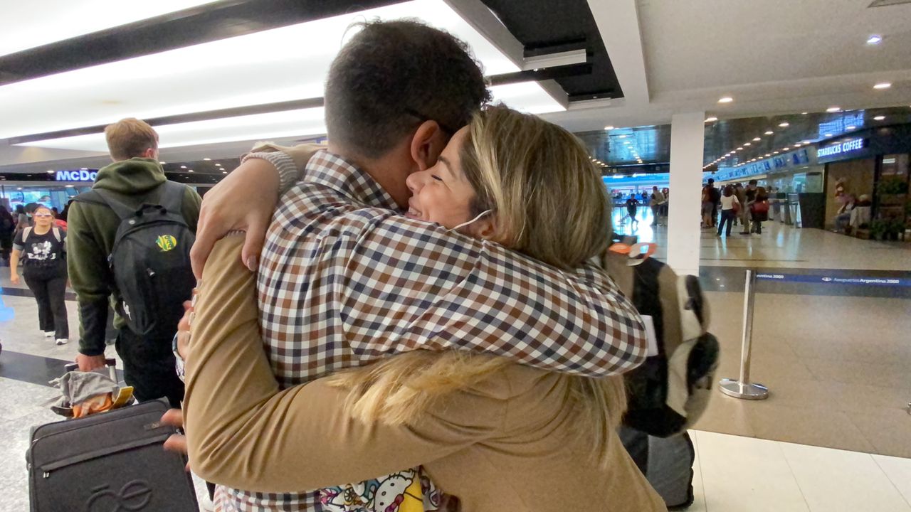 Reencuentro familiar en el Aeropuerto Internacional Ezeiza el pasado 25 de agosto. Foto: Twitter Ramón Velásquez Araguayán (@rvaraguayan). Foto referencial.