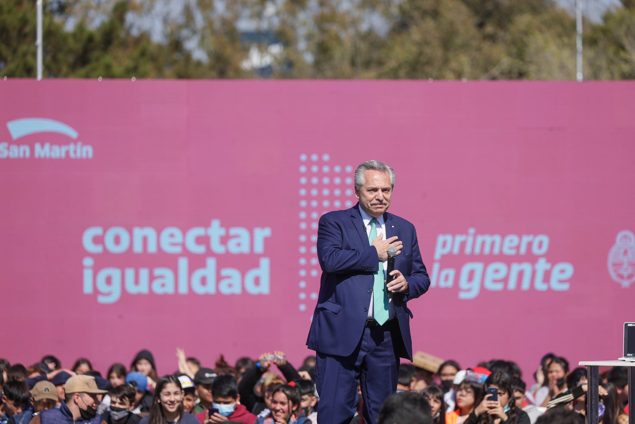 El presidente de Argentina, Alberto Fernández, durante la entrega de netbooks a estudiantes de San Martín, en el marco del programa Conectar Igualdad. Foto: Twitter Alberto Fernández (@alferdez).