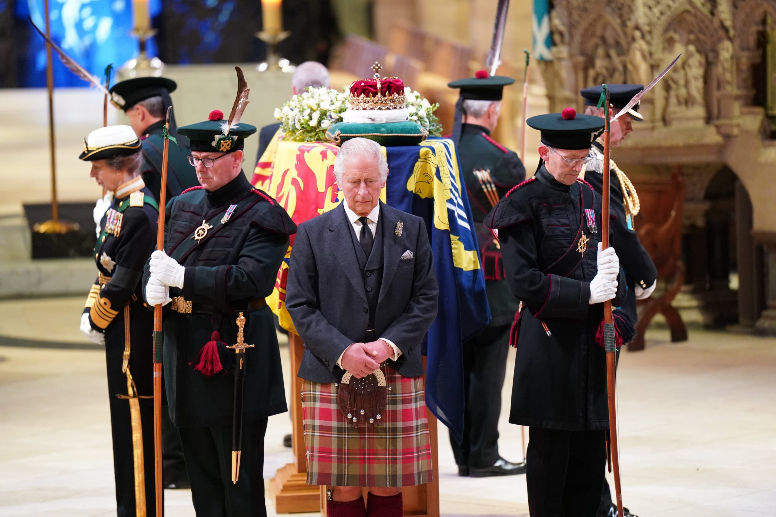 Los hijos de la Reina celebran una vigilia junto al ataúd de Su Majestad en la Catedral de St Giles, Edimburgo. Foto: Twitter The Royal Family (@RoyalFamily).